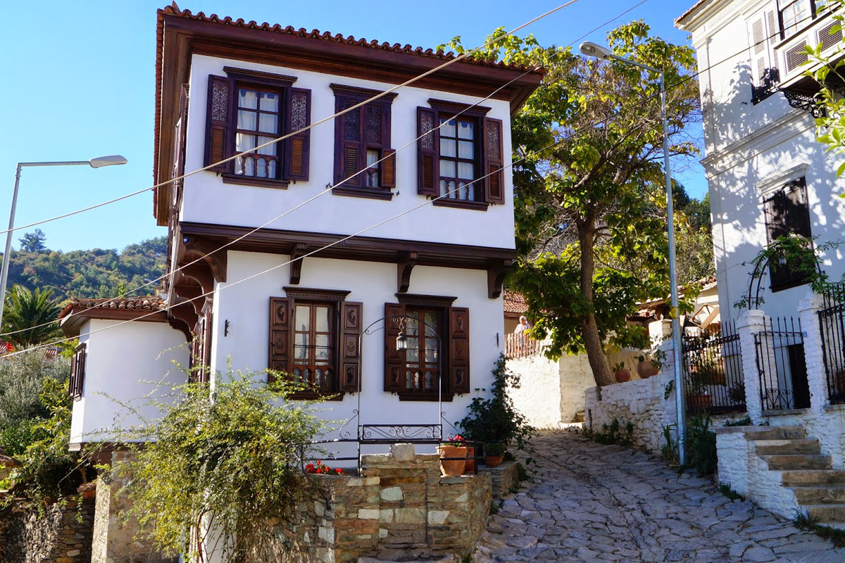 Egenin Saklı Köyleri Birgi Tire Şirince Seferihisar Urla Alaçatı Turu / 2 Gece Otel Konaklamalı / Bursa Çıkışlı