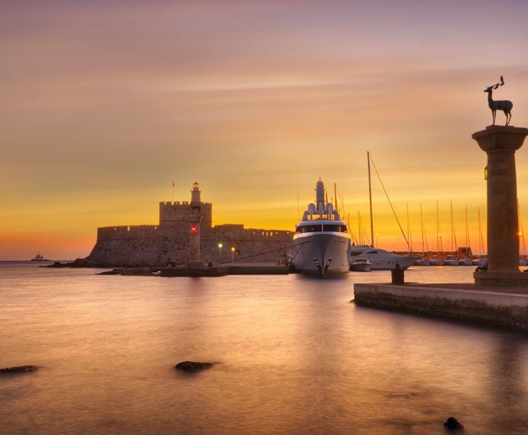 Rodos Adası Turu Feribot ile / 2 Gece Otel Konaklamalı / Marmaris Çıkışlı